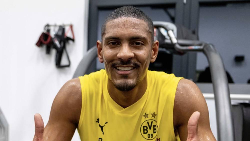 سيباستيان هالر يعود إلى مركز تداريب بوروسيا دورتموند بعد 6 أشهر من اكتشاف إصابته بالسرطان
