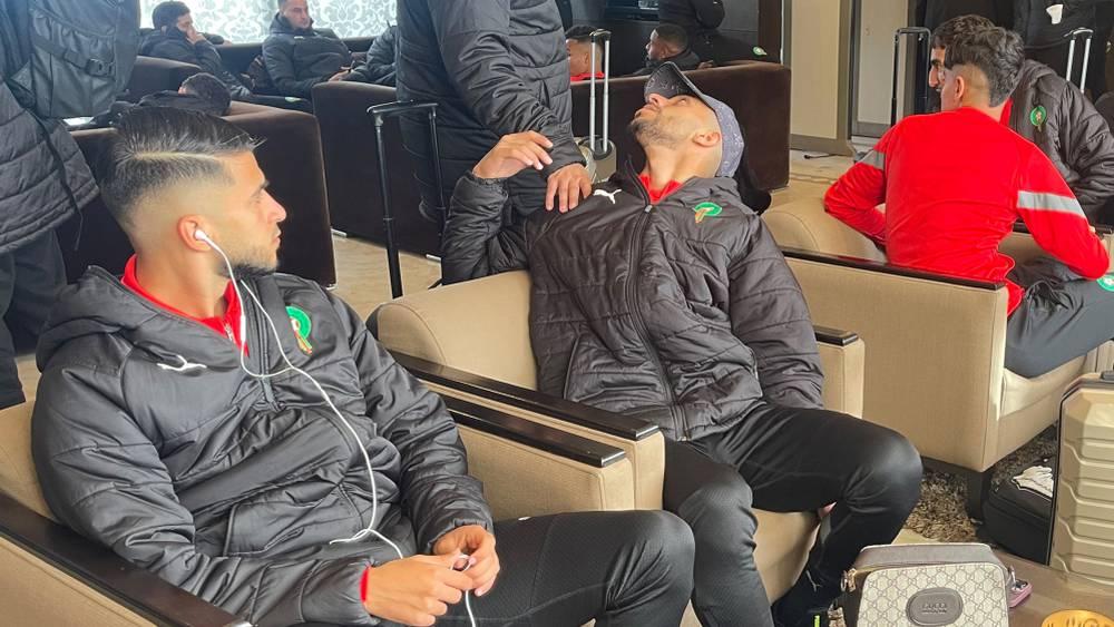 لاعبو المنتخب يغادرون مطار الرباط سلا بعد عدم تمكنهم من السفر إلى الجزائر