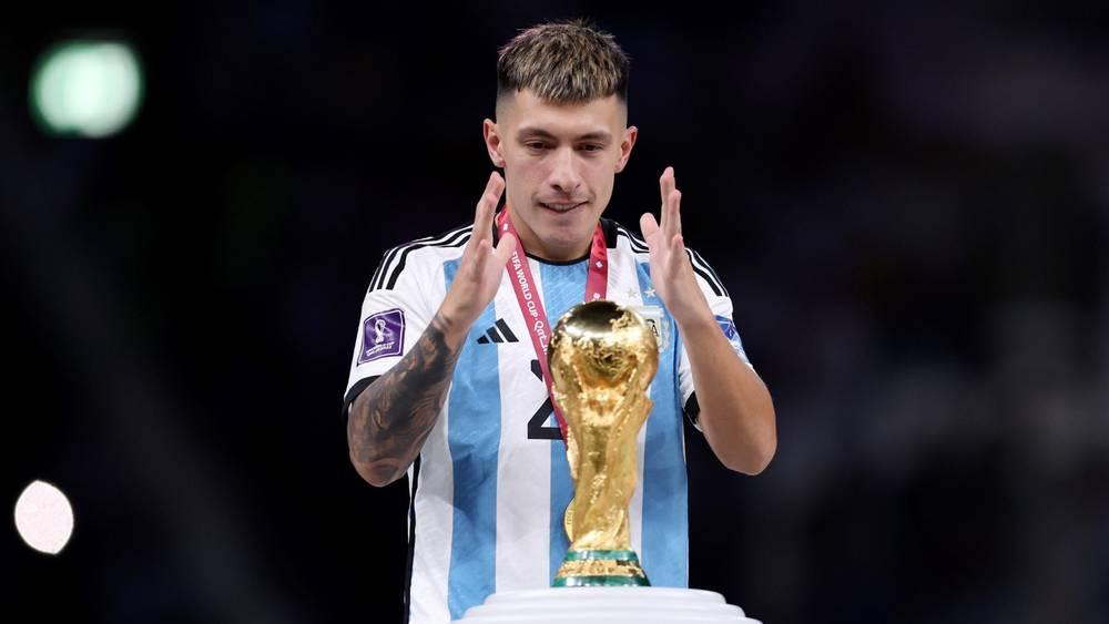 مارتينيز يكشف كيف نجح والده في إقناعه بلعب كرة القدم والابتعاد عن "مهنة البناء"