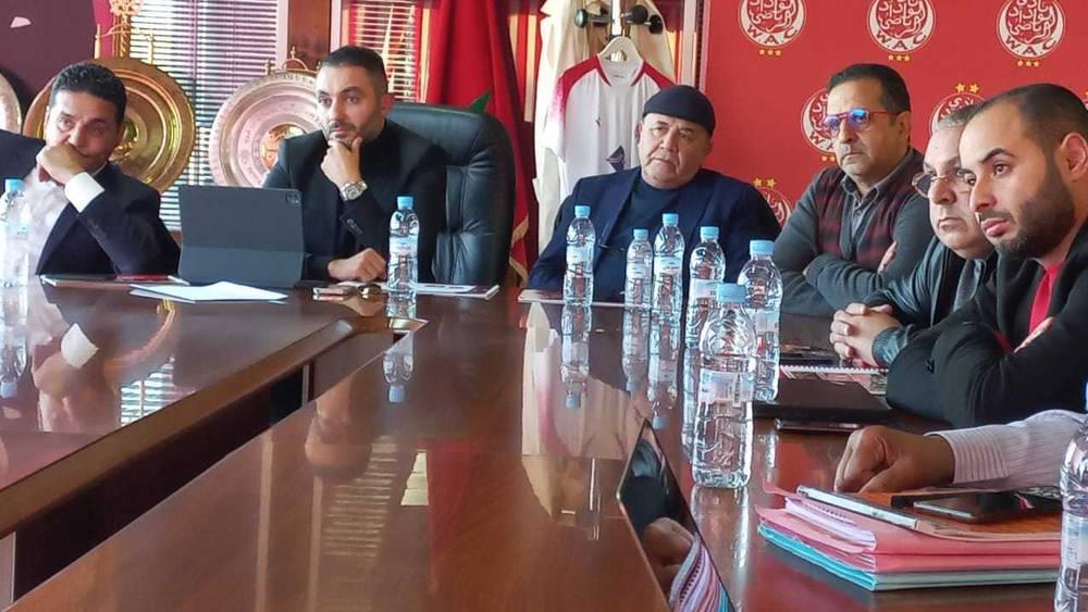 "الكاف" يتكفل بإصلاح أرضية "دونور" وملعب بنجلون ومنشآته على نفقته استعدادا للسوبر الأفريقي