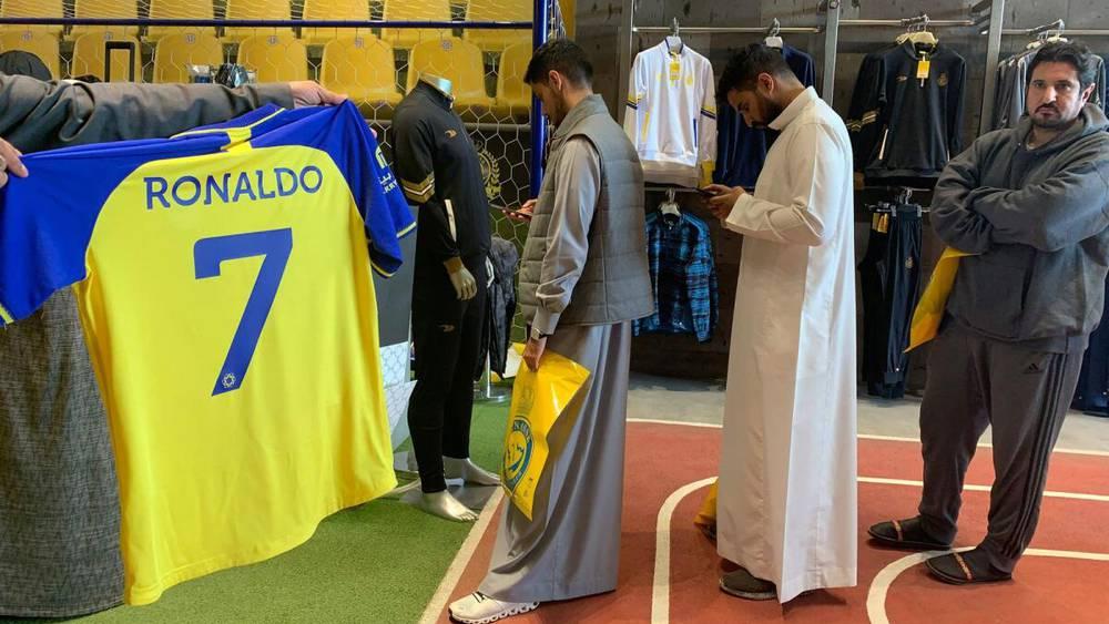 صحيفة 'ماركا': "النصر يبيع أحيانا 400 قميص في اليوم الواحد يحمل اسم ورقم رونالدو"