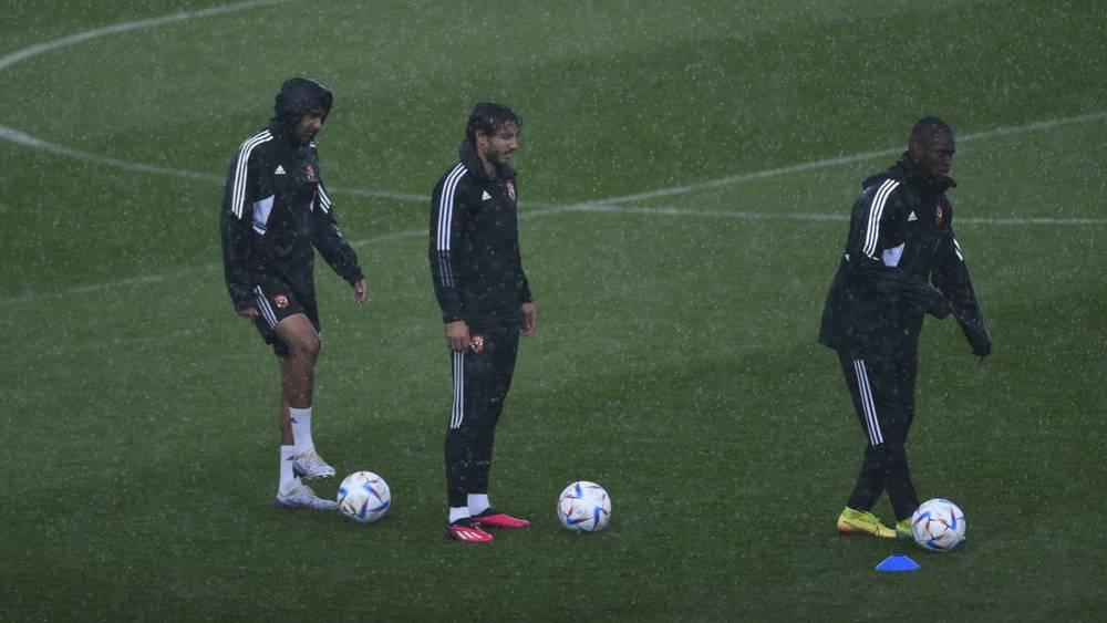 حرصا على سلامة لاعبيه وخوفا من تعرضهم لنزلات البرد الشديدة.. الأهلي المصري يُوقف تداريبه في ملعب "سانية الرمل" بسبب تهاطل الأمطار