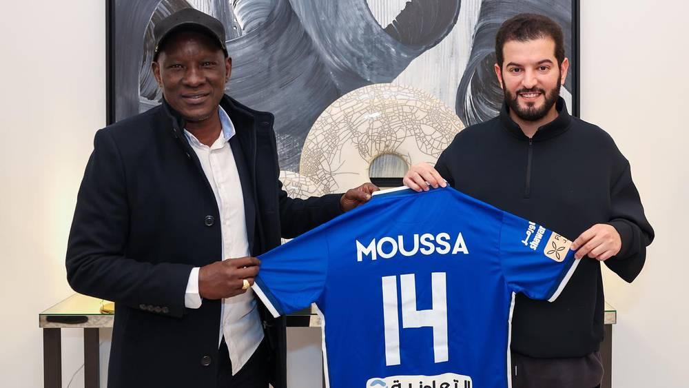 السنغالي موسى نضاو يزور بعثة فريقه السابق الهلال السعودي في الرباط والأخير يهديه قميصا يحمل اسمه والرقم الذي كان يرتديه