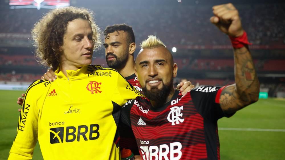 من بينهم أرتورو فيدال وديفيد لويز.. بعثة فلامينغو البرازيلي تسافر إلى المغرب بحضور 31 لاعبًا