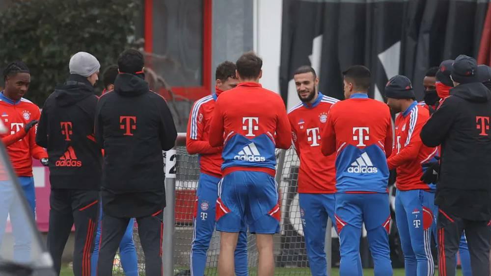 مزراوي يعود إلى ملعب تداريب بايرن ميونخ ورفاقه يستقبلونه بالتصفيقات