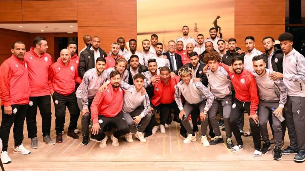 رئيس الجامعة فوزي لقجع يقوم بزيارة تحفيزية للاعبي الوداد قبل مواجهة الهلال في مونديال الأندية