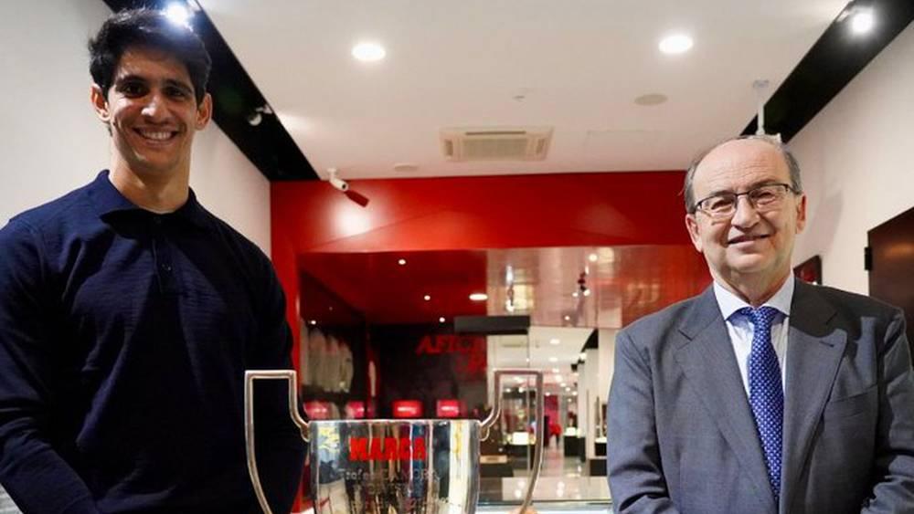 بونو يمنح جائزة "زامورا" لمتحف "رامون سانشيز بيزخوان" الخاص بفريقه إشبيلية