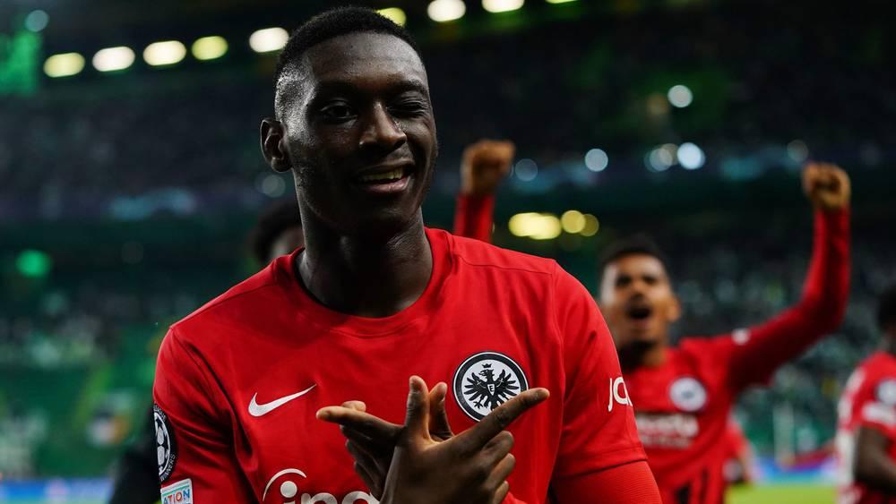 بعد قضائه 7 أشهر فقط في صفوف فرانكفورت.. "كولو مواني" مرشح لمغادرة الفريق مقابل 100 مليون يورو!