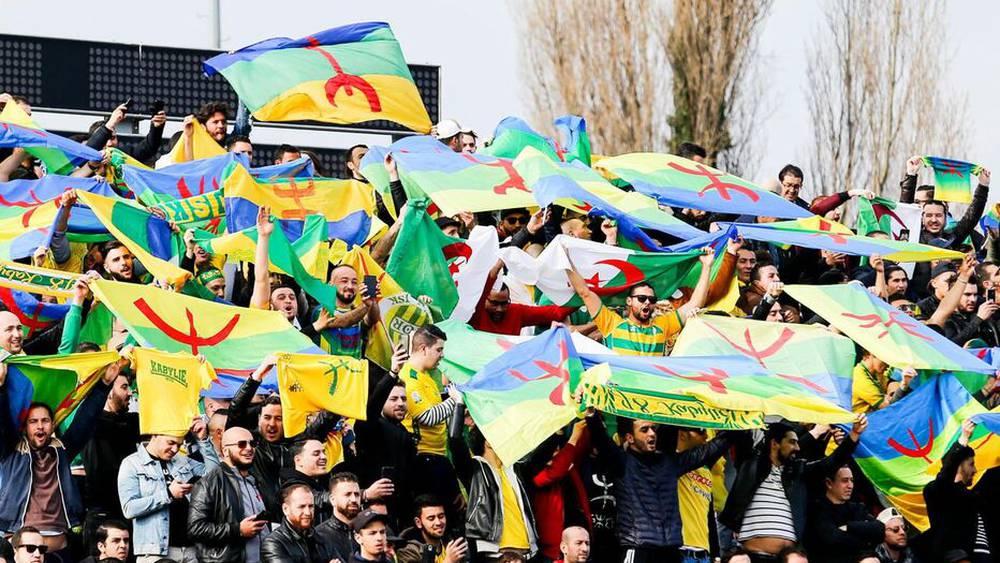 بسبب "تفويت" مقاعدهم في المدرجات لمحسوبين على العسكر.. مناصرون لشبيبة القبائل يفضحون "مخطط" معاداة المغرب في مواجهة الوداد ويدعون لـ"مقاطعة" المباراة