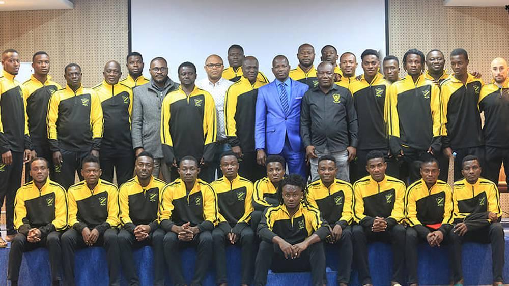 وفد من سفارة الطوغو بالمغرب يزور بعثة أسكو دي كارا ويعد اللاعبين بتأمين حضور الجماهير لمساندتهم أمام الجيش الملكي