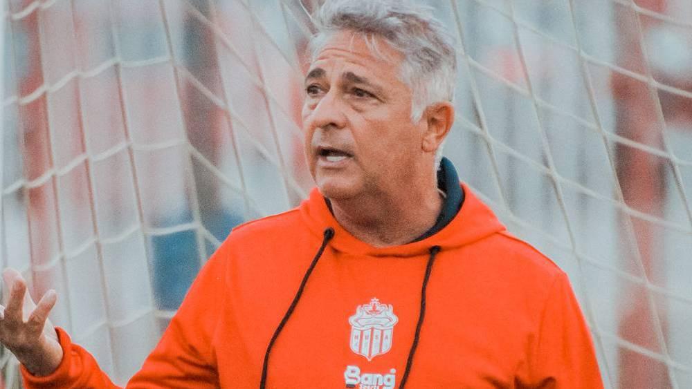 حسنية أكادير يقرر فك ارتباطه بالبرازيلي باكيتا غداً الإثنين وإسناد مهمة قيادة الفريق للجيناني بمساعدة لحسايني وحمو موحال