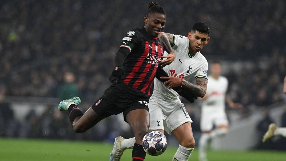 مستغلا فوزه ذهابا (1-0).. ميلان يبلغ ربع نهائي دوري الأبطال بتعادله إيابا ضد توتنهام (0-0)