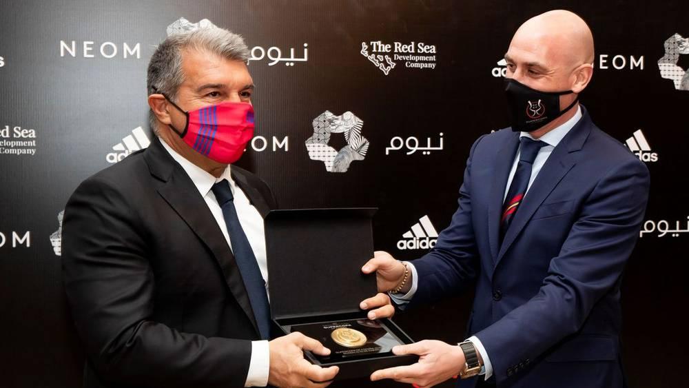 "إل كونفيدنسيال"/ رئيس الاتحاد الإسباني أنقذ برشلونة ودافع عنه في "قضية نيغريرا" قبل 9 أشهر من خروجها إلى العلن