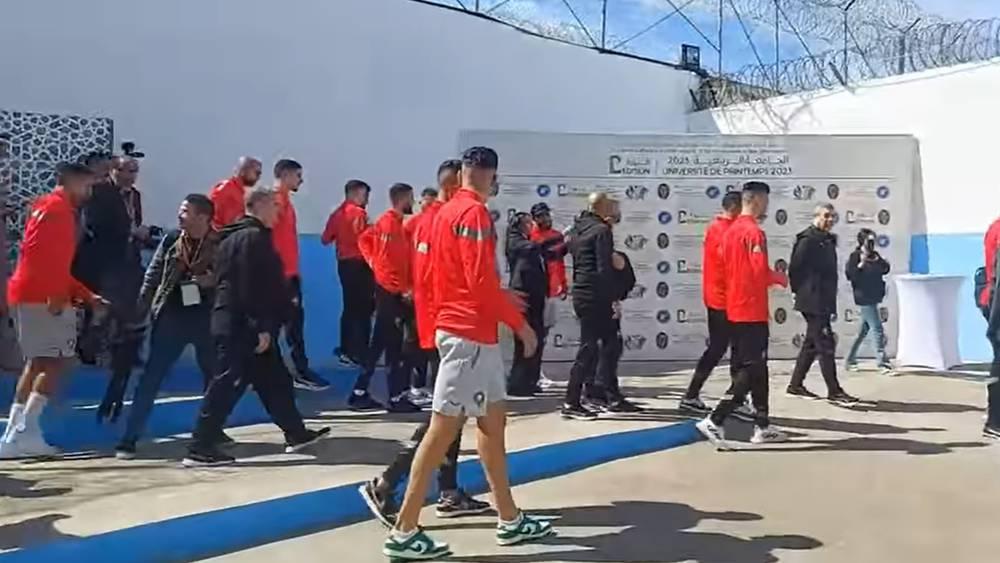 الركراكي ولاعبو المنتخب المغربي يقومون بزيارة للسجن المحلي بسلا