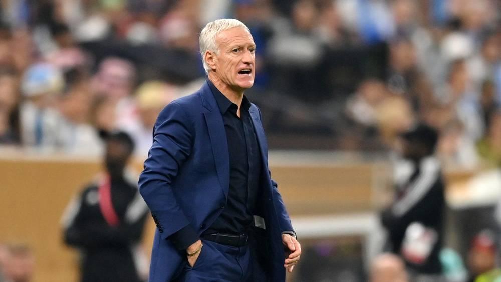 "ليكيب"/ مدرب منتخب فرنسا "ديدييه ديشان" يطالب لاعبيه المسلمين بتأجيل صيام رمضان