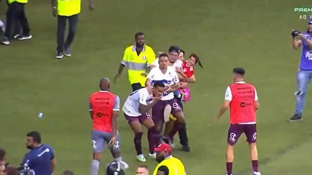 اشتباكات بين اللاعبين في مباراة إنترناسيونال البرازيلي وكاكسياس