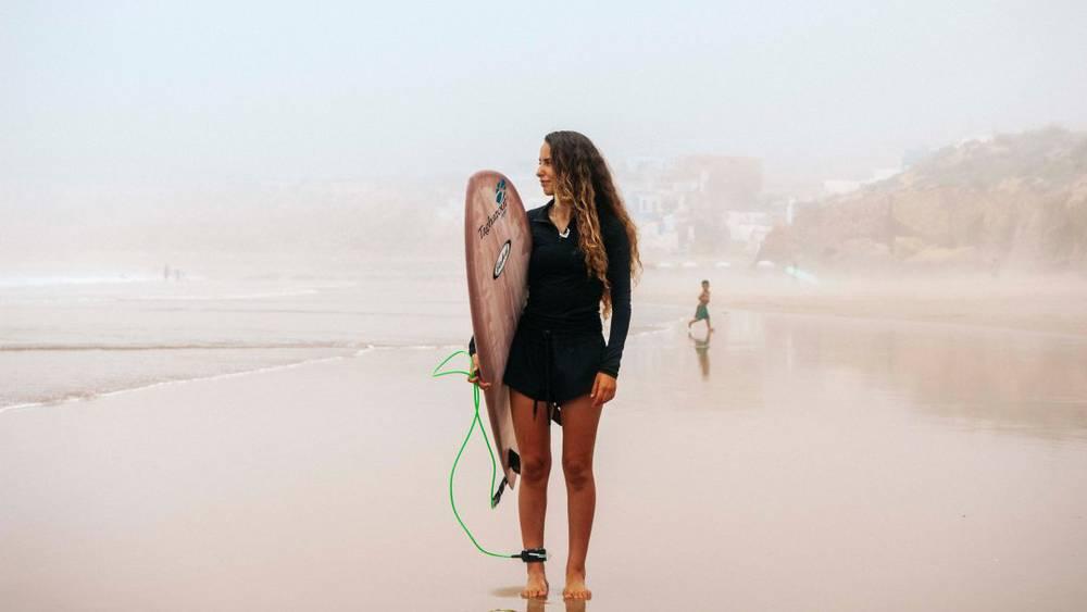 Surf - Maryam El Gardoum, pionnière du surf féminin