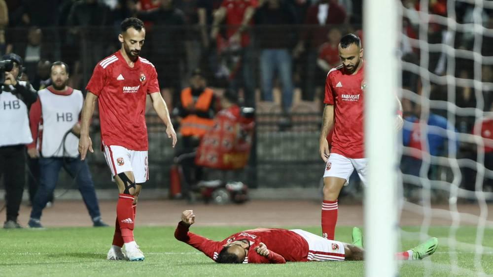 الأهلي يغرم لاعبه "أحمد عبد القادر" مبلغ 400 ألف جنيه (أكثر من 13 مليون سنتيم مغربي) بسبب سلوكه تجاه مدربه