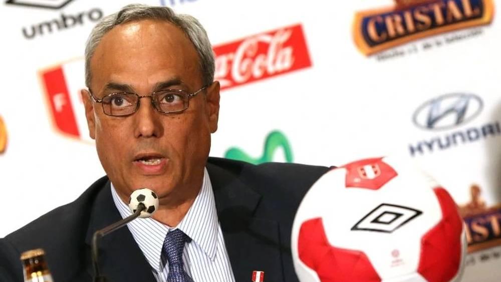 "الفيفا" يوقف الرئيس السابق للاتحاد البيروفي لكرة القدم مدى الحياة