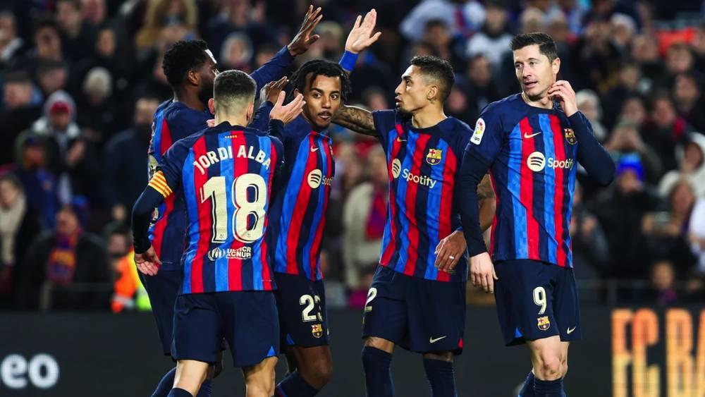 تشكيلة برشلونة الرسمية لـ"الكلاسيكو".. شتيغن في حراسة المرمى وليفاندوفسكي يقود خط الهجوم