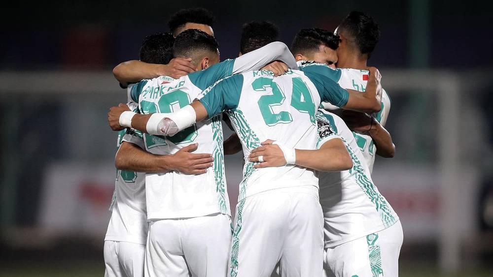 تشكيلة الرجاء أمام الحسنية.. حضور أساسي لأهولو وبنغيث وخابا يقود الهجوم رفقة بوزوق والزرهوني