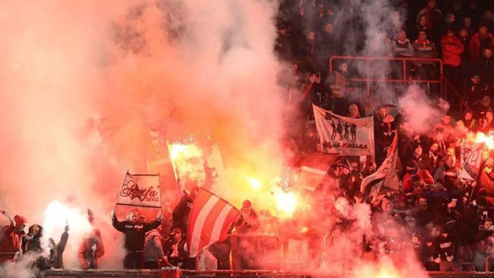 جماهير شارلروا البلجيكي تلقي بـ"فئران ميتة" تجاه مدرجات جماهير ستاندار دو لييج في مباراة "الديربي" بين الفريقين