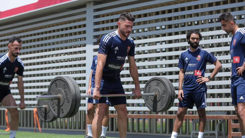 مدرب الأهلي يُقرّر التركيز على الجانب البدني في الحصة التدريبية الأولى لفريقه بالمغرب قبل مواجهة الرجاء