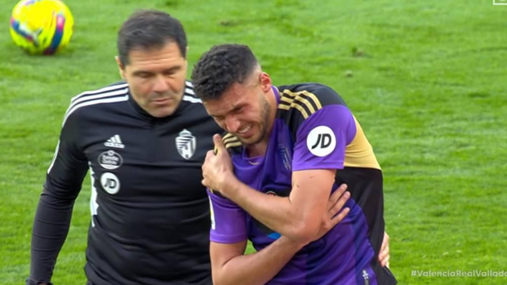 أملاح يغادر ملعب مباراة بلد الوليد وفالنسيا في الدقيقة 44 متأثرًا بإصابة في الكتف