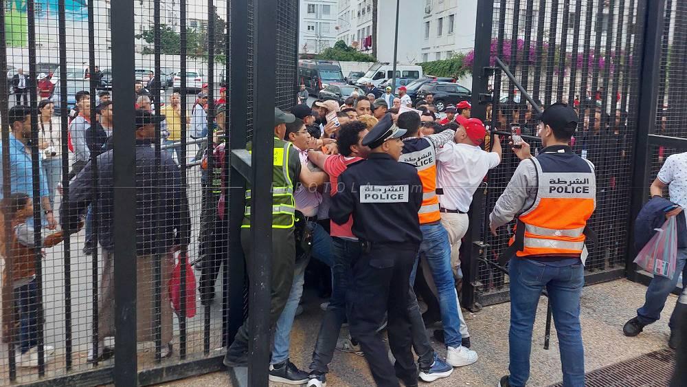 مسؤول بشركة "كازا إيفنت" يمنع أصحاب التذاكر من ولوج ملعب محمد الخامس في مباراة الوداد وسيمبا مقابل تسهيل عملية دخول بعض معارفه بالمجان!