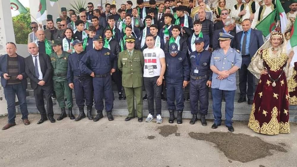 عسكري جزائري يقود الوفد الذي كان في استقبال المنتخب الجزائري تحت 17 سنة في قسنطينة قبل مواجهة المغرب!