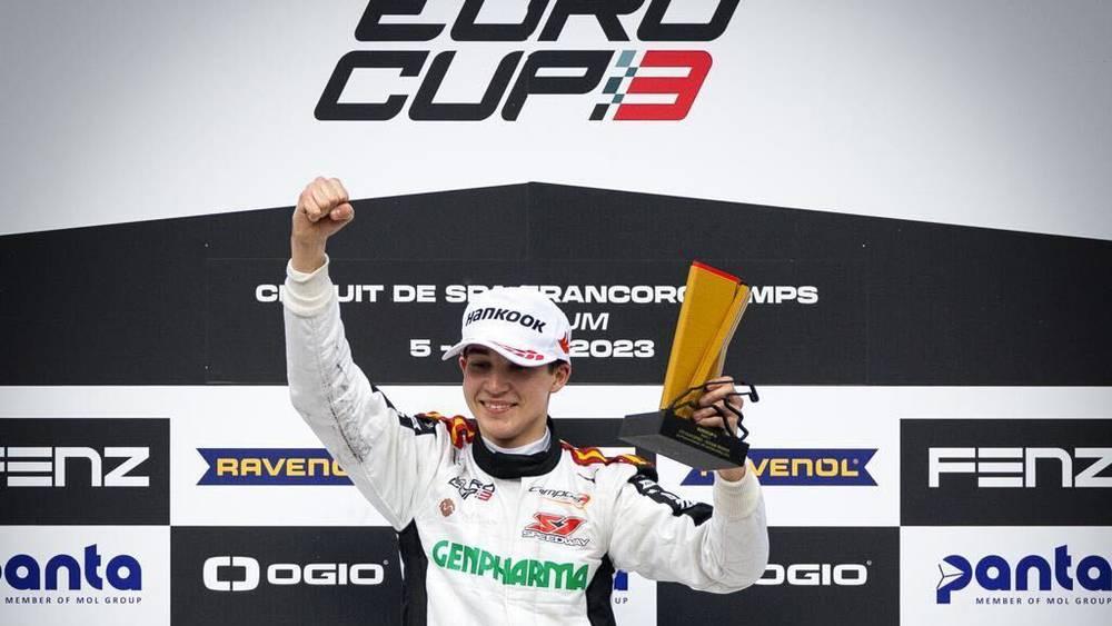 سليمان زنفري على منصة التتويج في سباقات الفورمولا "Formula 3 Regional‎"