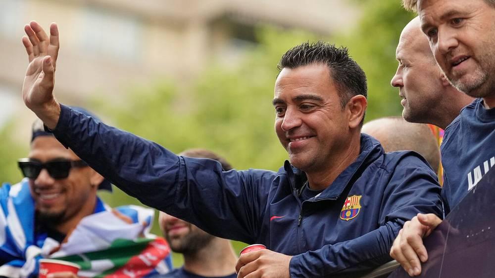 تشافي: "أعتقد أن جماهير برشلونة سعيدة بإقصاء ريال مدريد"