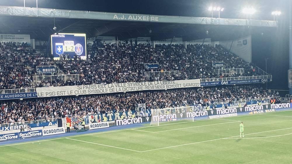 أوكسير الفرنسي مهدد بعقوبات بسبب رفع جماهيره لافتة "ضد قطر"