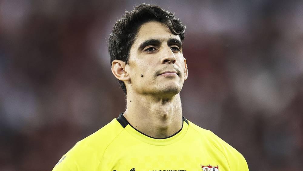 صحيفة "آس"/ أندية إنجليزية وإيطالية ترغب في التعاقد مع بونو وإشبيلية لن يوافق على بيع عقده بأقل من 20 أو 25 مليون يورو