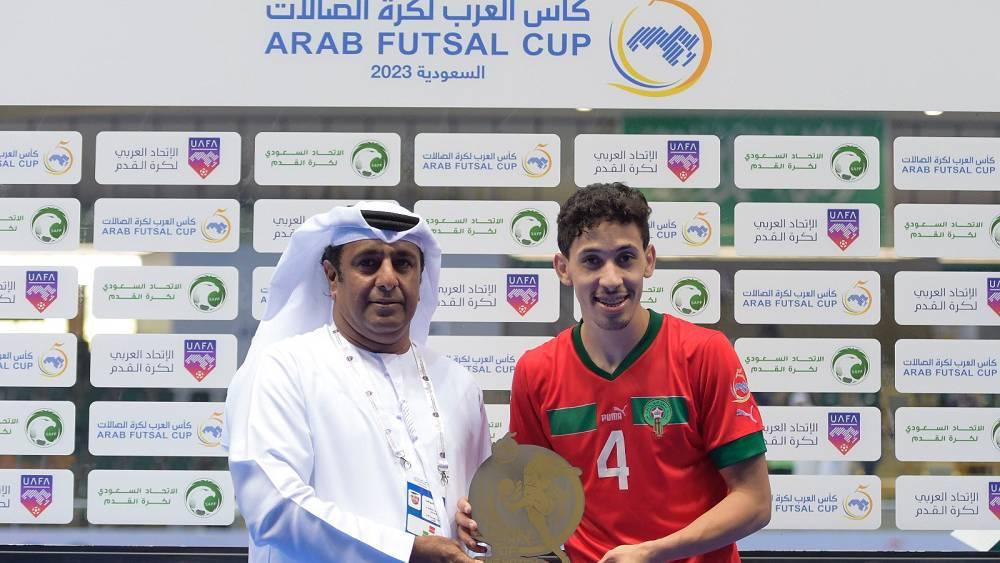 كأس العرب لـ"الفوتسال"/ يوسف جواد يحصد جائزة "أفضل لاعب" في مباراة المغرب وجزر القمر
