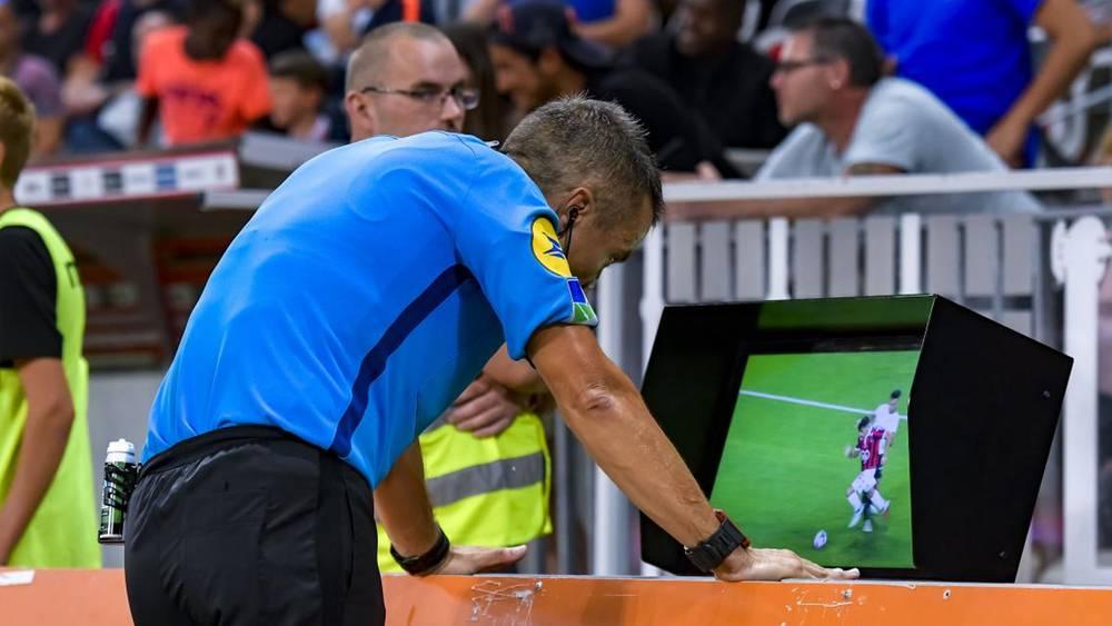 رئيس لجنة الحكام في "الفيفا" يؤكد تطبيق آلية شرح قرارات "الفار" للجمهور في مونديال السيدات