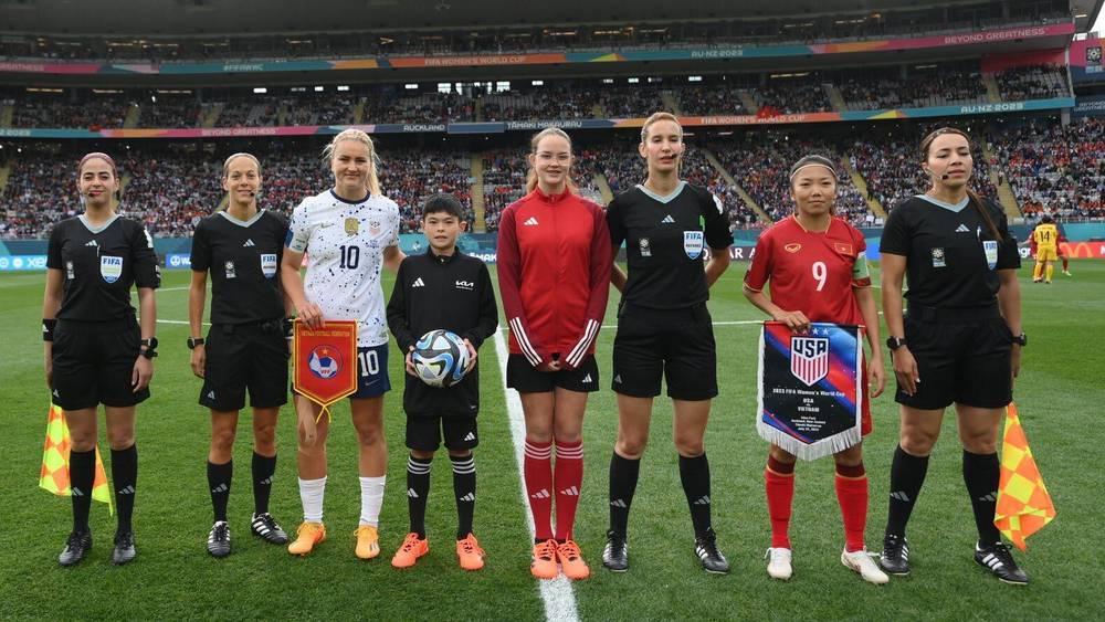 المغربية بشرى كربوبي تصبح أول حكمة عربية وأفريقية تقود مباراة في نهائيات كأس العالم للسيدات