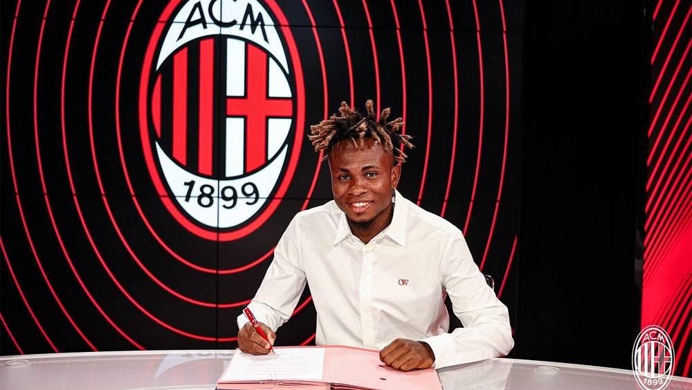 رسميا/ ميلان يتعاقد مع المهاجم النيجيري شوكويزي لغاية 2028