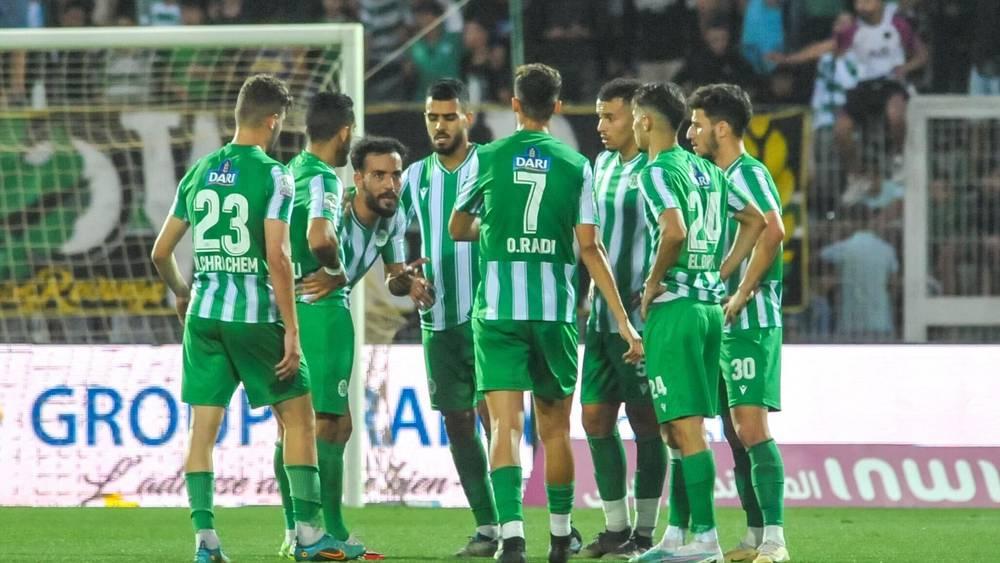 مولودية وجدة.. ناد عريق بدون رئيس ولا حصص تدريبية ومناصروه يبحثون عن "منقذ" يجنب سفينة النادي من الغرق