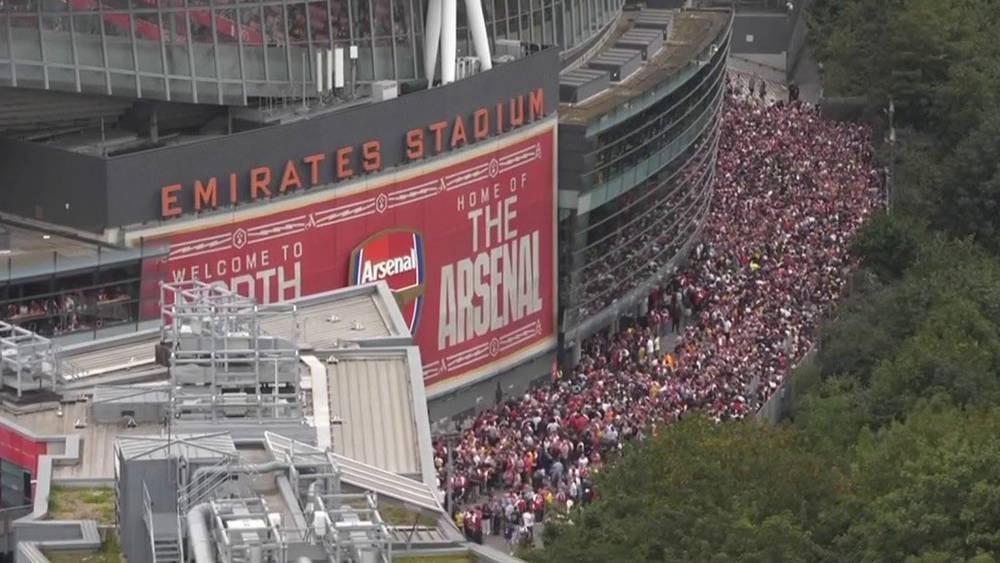 مشكل في البوابات وعدم تمكن الجماهير من دخول الملعب كان وراء تأخير انطلاق مباراة أرسنال ضد نوتينغهام