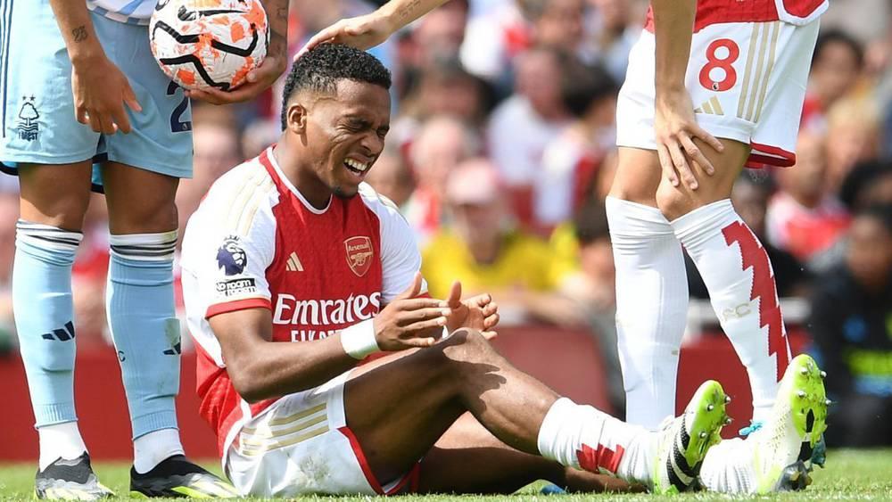 تيمبر مهدد بالغياب عن أرسنال حتى نهاية الموسم بعد إصابته في الرباط الصليبي للركبة اليمنى