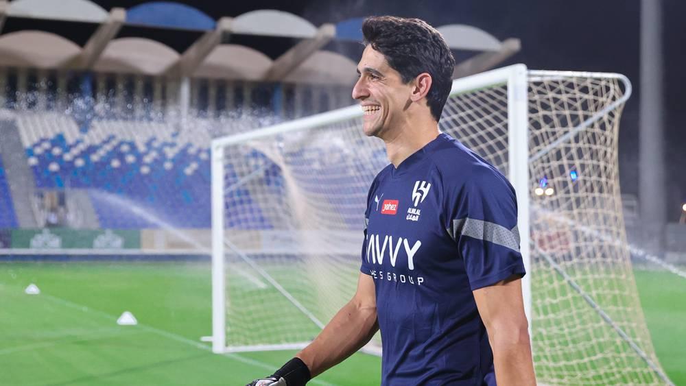 بونو يغيب عن مواجهة الهلال والفيحاء لرغبة المدرب خيسوس في إراحته بعد لعبه مواجهة السوبر الأوروبي