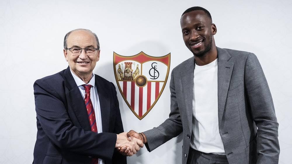 رسميا/ إشبيلية يضم المهاجم البلجيكي لوكيباكيو