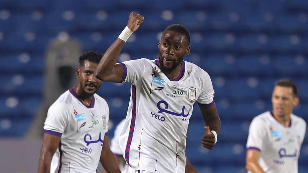 إيكامبي يحرز هدفه الأول في دوري روشن السعودي ويقود فريقه أبها للفوز على الفيحاء (2-1)