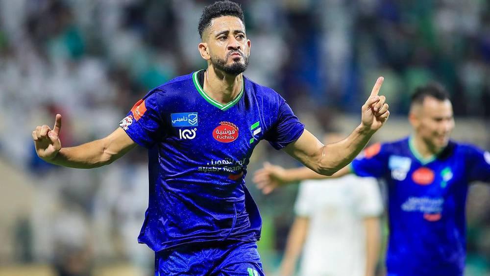 مراد باتنا يسجل ثنائية ويقود الفتح للفوز على الخليج (3-1) في دوري روشن السعودي