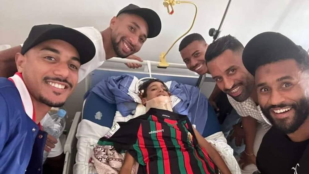 بادرة إنسانية.. لاعبو الجيش الملكي في زيارة لطفل طريح الفراش يُشجع الفريق العسكري