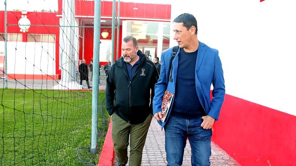 مسؤولو الوداد يواصلون اجتماعاتهم مع الشركة الإيطالية الراعية للدوري الأفريقي