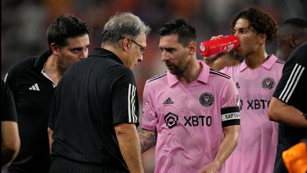 تاتا مارتينو: "ميسي سينتقل إلى برشلونة؟ ربما سيذهب لقضاء العطلة لأنه لا علم لي بانتقاله"