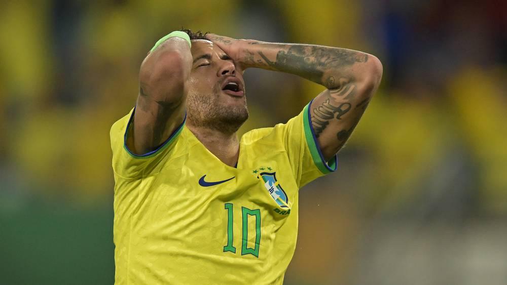 بسبب هجوم الجماهير عليه.. نيمار "يشتم" رئيس الاتحاد البرازيلي ويهدد بعدم السفر إلى الأورغواي!