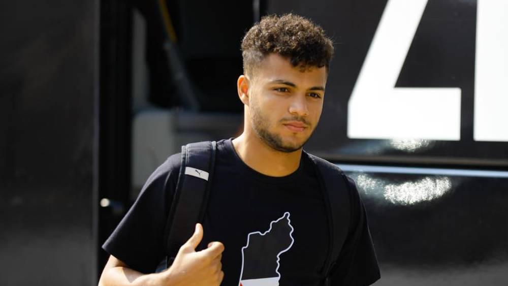 لاعبو زد إف سي المصري يتوجهون لملعب مباراتهم أمام المقاولون العرب مُرتدين قميصاً يحمل خريطة فلسطين